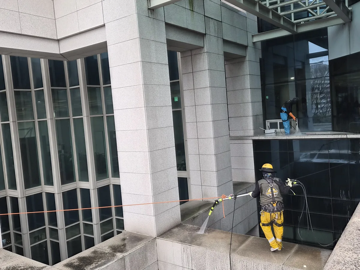 남동구 구월동 상가건물 옥상 파라펫 장비 주변 정밀 위생청소 사례 - 행진크린