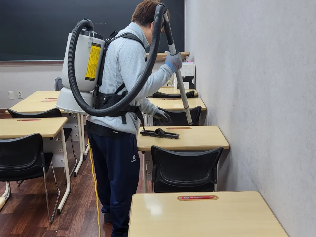 검단구 불로동 학교 현관·중앙홀 바닥 위생청소 사례 - 행진크린